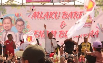 MLAKU BARENG : Cawabup Gresik dr Asluchul Alif dalam acara Mlaku Bareng dan Senam Bersama di kawasan heritage, Bandar Grissee di Jalan Basuki Rahmat, Gresik pada Ahad, 17 November 2024 ( foto : chusnul cahyadi/1minute.id)