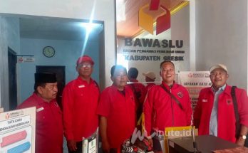 HASIL MK : (dua dari kanan) Moch Munif Ridhwan, ketua BBHAR DPC PDI-Perjuangan Gresik bersama pengurus lainnya menyerahkan hasil MK terkait TNI dan Polri Netral dalam Pilkada ke kantor Bawaslu Gresik pada Selasa, 19 November 2024 ( Foto : chusnul cahyadi/1minute.id)