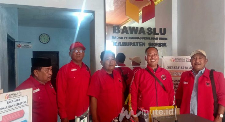 HASIL MK : (dua dari kanan) Moch Munif Ridhwan, ketua BBHAR DPC PDI-Perjuangan Gresik bersama pengurus lainnya menyerahkan hasil MK terkait TNI dan Polri Netral dalam Pilkada ke kantor Bawaslu Gresik pada Selasa, 19 November 2024 ( Foto : chusnul cahyadi/1minute.id)