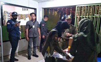 RAZIA KAFE : Pol PP Gresik dan Bea Cukai Gresik melakukan razia peredaran miras di Pulau Bawean, Kabupaten Gresik, Jawa Timur pada Jumat malam, 6 Desember 2024 ( Foto : Pol PP Gresik untuk 1minute.id)