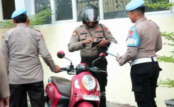 CEK KELENGKAPAN : Anggota Propam Polres Gresik melakukan pengecekan kelengkapan administrasi pribadi anggota di Mapolres Gresik pada Rabu, 11 Desember 2024 ( Foto : Polres Gresik for 1minute.id)