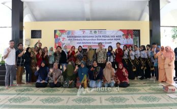 HARI HIV/AIDS SEDUNIA : Wakil Bupati Gresik Aminatun Habibah bersama Duta Peduli HIV/AIDS dalam Sarasehan Peringatan Hari HIV/AIDS Sedunia bersama KPA Gresik di Aula Dhurung Bawean, Kompleks Kantor Bupati Gresik pada Kamis, 12 Desember 2024 ( foto : istimewa)